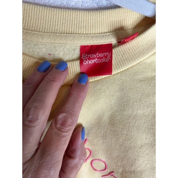 Strawberry Shortcake Graphic Crewneck Sweatshirt Yellow Sleeve Print Womens MD - Picture 4 of 8